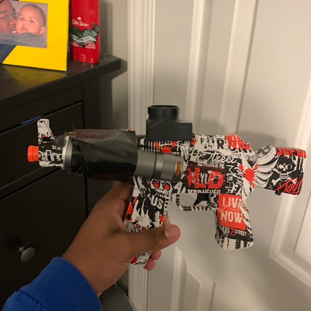 Brand new barely used orbeez gun. Really fun for kids and is super easy.